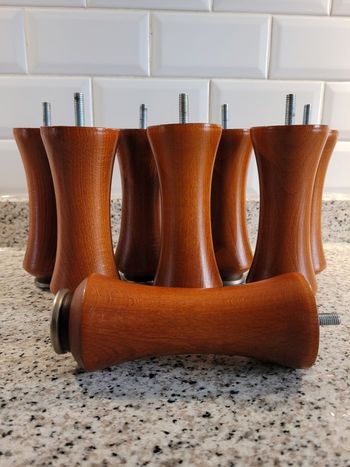 Pieds de lit "diabolo" avec des patins glisseurs métalliques intégrés.