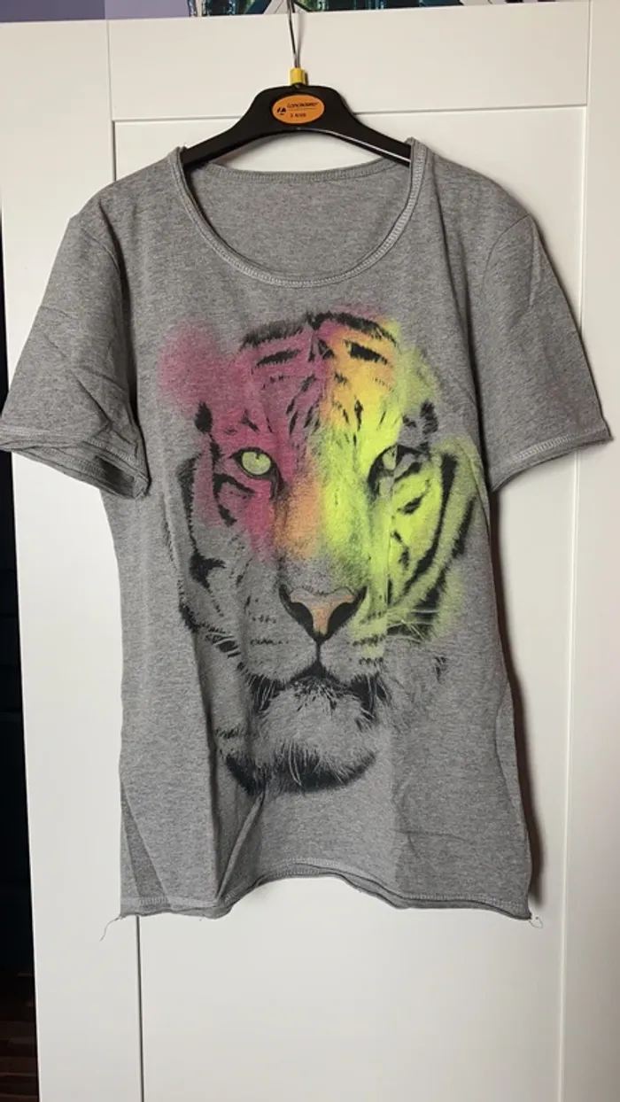 t-shirt gris