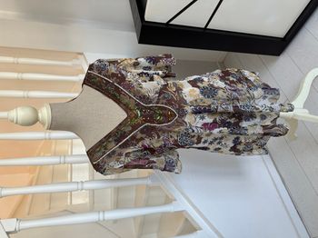 Blouse manches courtes en voilage fluide col V avec motifs fleuris et petites perles 