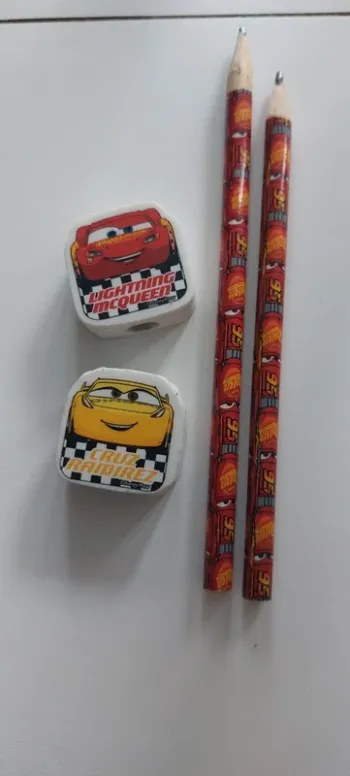 Crayon de bois et gommes cars