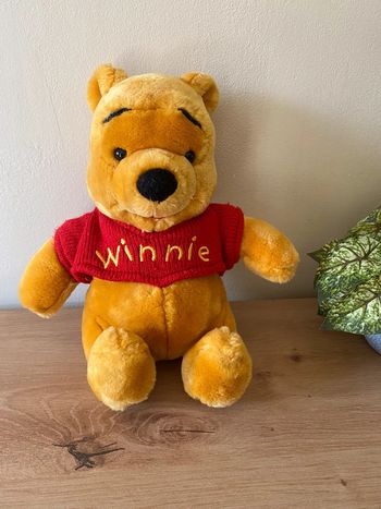 Doudou peluche ours Winnie maillot rouge Disneyland