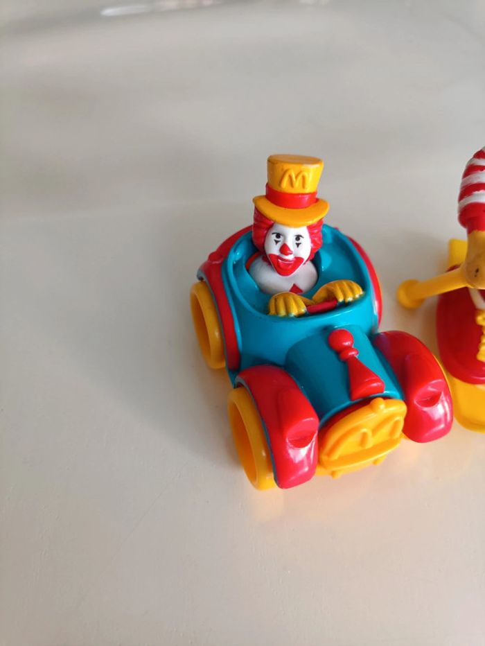 Lot de 2 Figurines McDonald's Vintage - Ronald en Voiture et Ronald sur Skis (avec défauts) - photo numéro 2