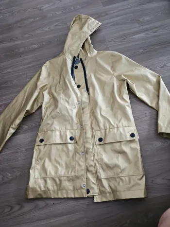 Imperméable dorée