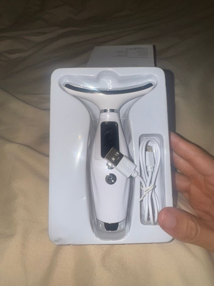 Appareil massage visage & cou 7-en-1 (État neuf) - photo numéro 5