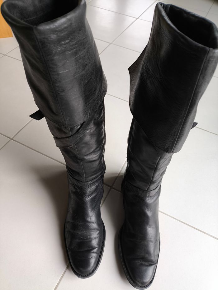 Bottes hautes en cuir noir pointure 40 (longueur semelle 27,5 cm)