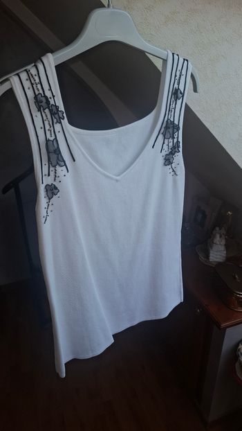 Débardeur blanc avec accessoires fantaisie noire