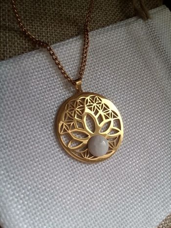 Collier médaillon lotus et fleur de vie avec pierre de lune
