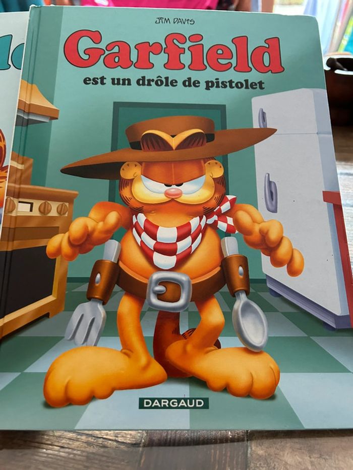 Lot de 2 bandes dessinées bd - dargaud - garfield 9 23 la bonne vie est un drôle de pistolet - photo numéro 2