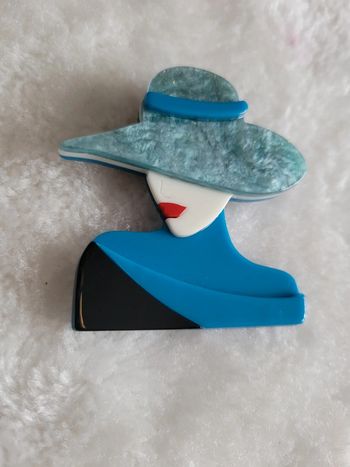 Broche femme au chapeau et foulard bleu