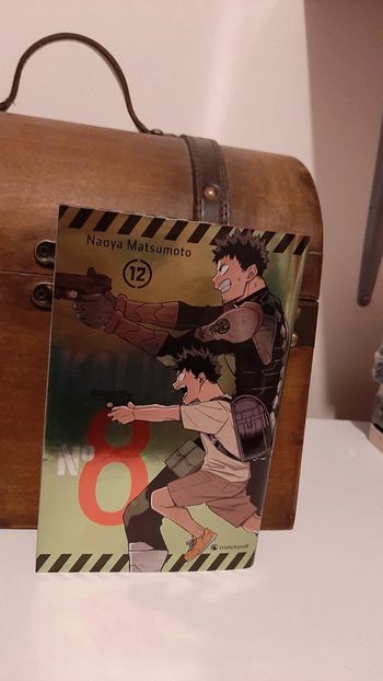 Manga Kaiju n°8 tome 12 jaquette alternative exclusive brillante Crunchyroll