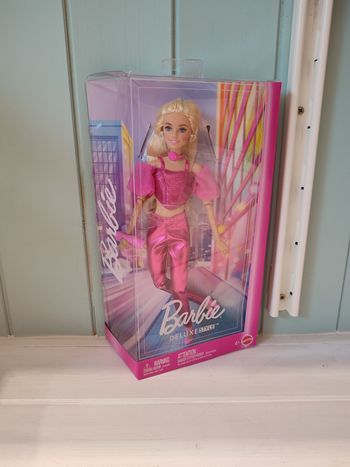 Barbie poupée deluxe style avec tenue rose métallisé et cheveux blonds