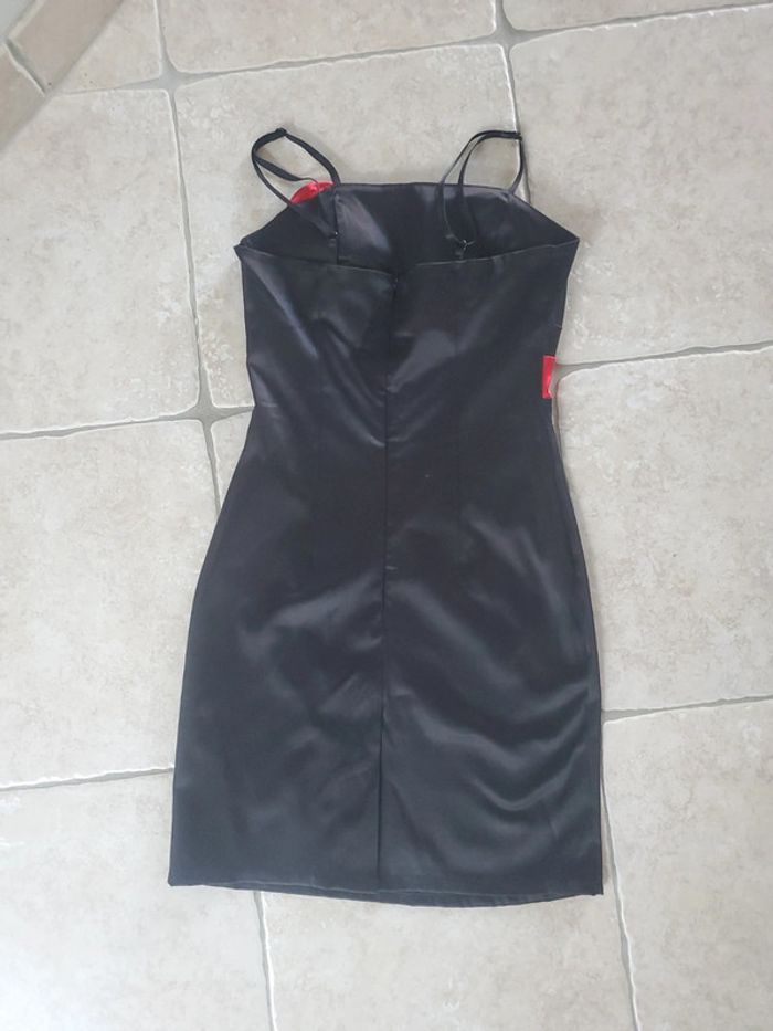 Robe noire avec effet satiné - photo numéro 3