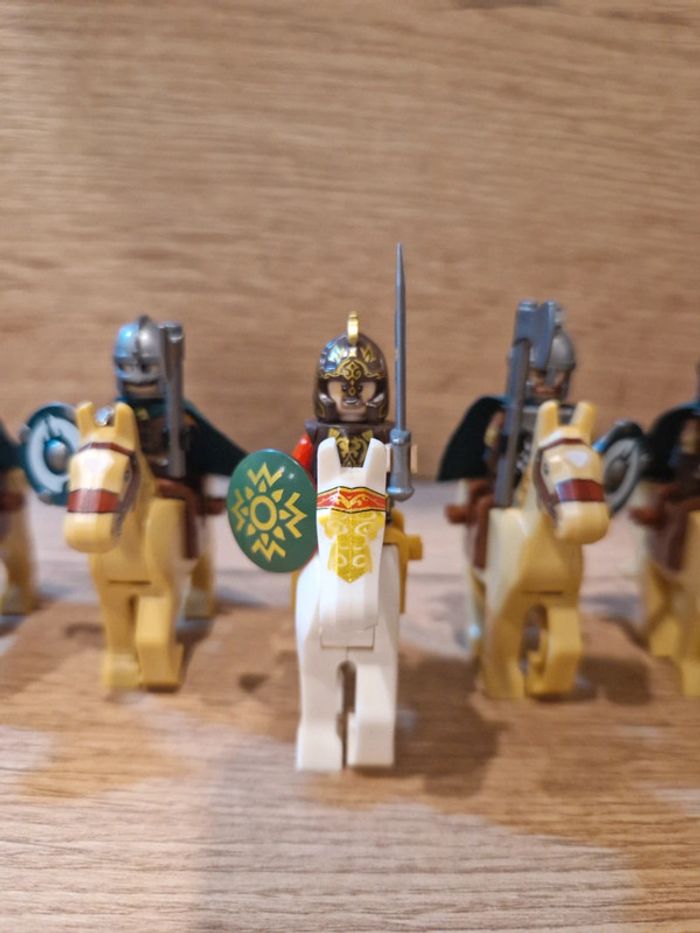 Figurines type lego Roi Théoden + 4 cavaliers du rohan seigneur des anneaux - photo numéro 2