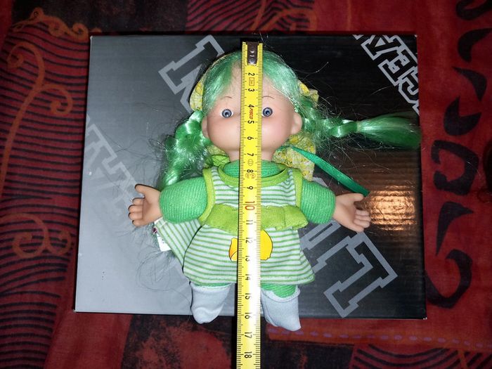 Jolie petite poupée verte - photo numéro 2