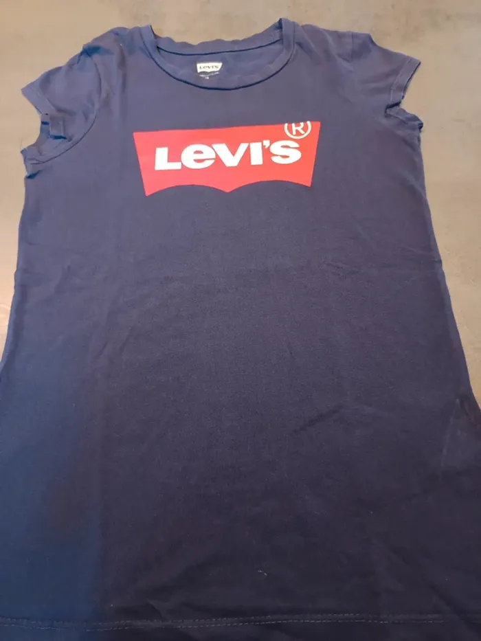 Vends tee-shirt Levi's taille 12 ans .