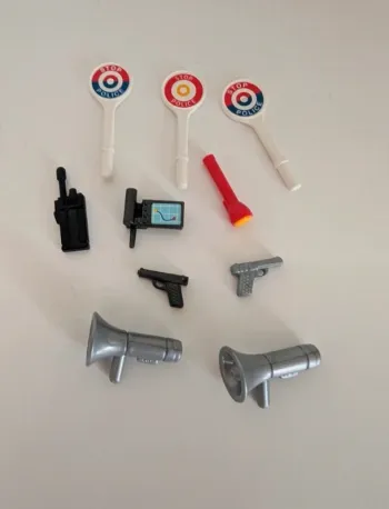 Playmobil lot vrac accessoires police panneau stop police pistolet lampe talkie walkie mégaphone