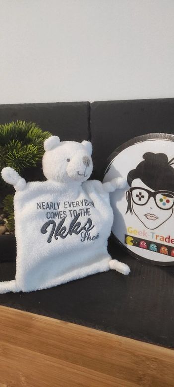 doudou ours blanc nearly everybody comes to the ikks shop Carré Plat Noeuds