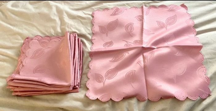 Lot de 18 serviettes de table rose à motif