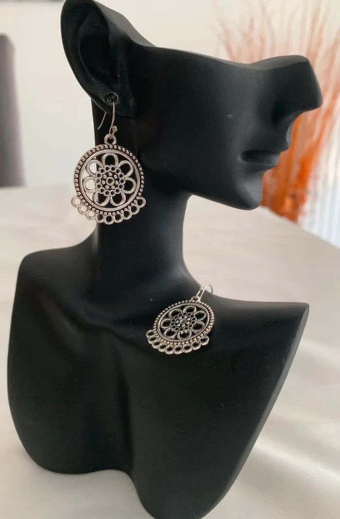 Boucles d’oreilles bohémiennes fleur argentée - photo numéro 3