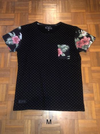t-shirt noir et fleurs