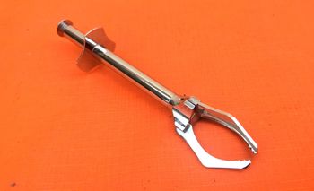 Années 1960   Pince " crabe " à glace / sucre   Inox   Bouton poussoir / 3 griffe