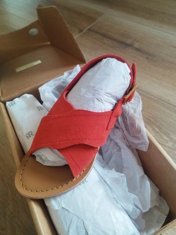 Paire de sandales en cuir corail fille pointure 28 neuve