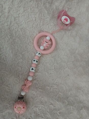 Attache tétine avec anneau de dentition 