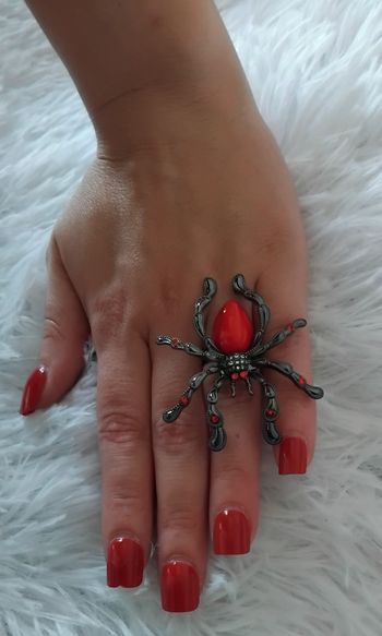 Bague reglable Gothique tarentule noir ,strass et pierre rouge