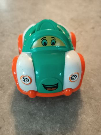 Petite voiture verte