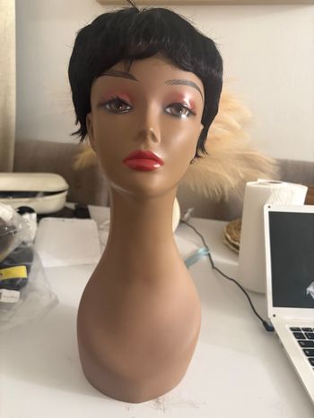 Perruque courte noire – naturelle – neuve