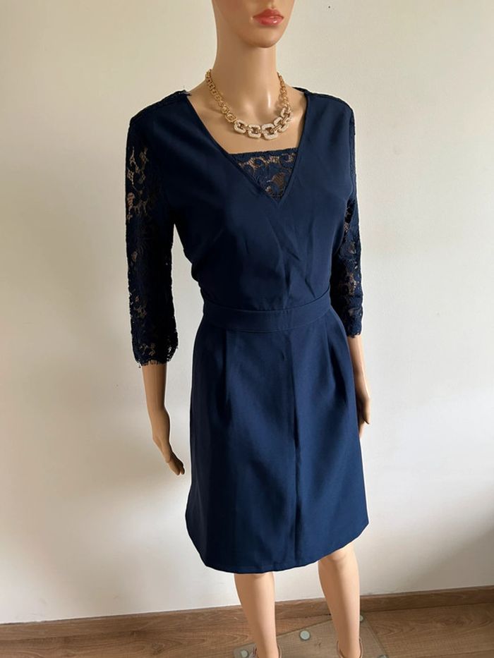 Robe bleue marine neuve avec dentelle Betty London taille L - photo numéro 2