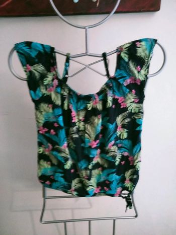 Haut fleurie Gémo taille 14 ans