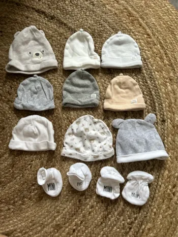 Lot bonnets + moufles et chaussons