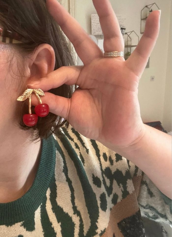 Boucles d’oreilles NEUVES forme de cerises couleurs doré et rouge - photo numéro 2