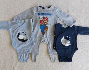 Lot pyjama + 2 bodies 1 mois