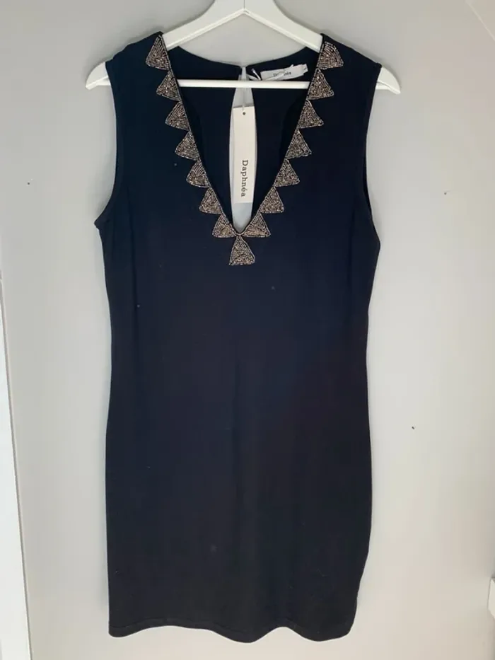 Robe noire col V