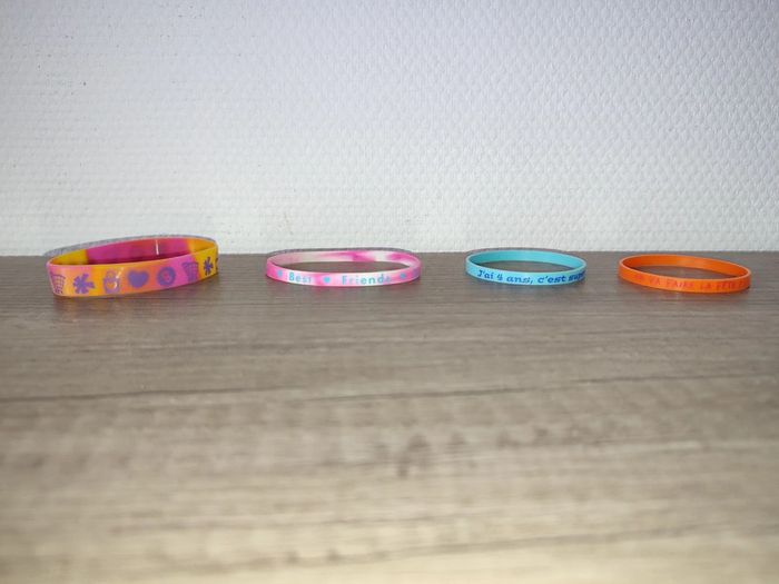 4 bracelets en plastique