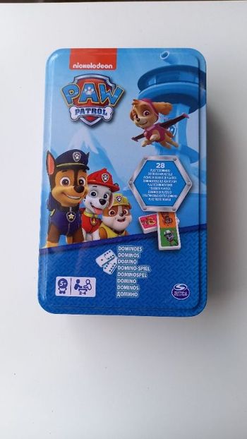 Coffret en métal, comprenant 28 dominos.