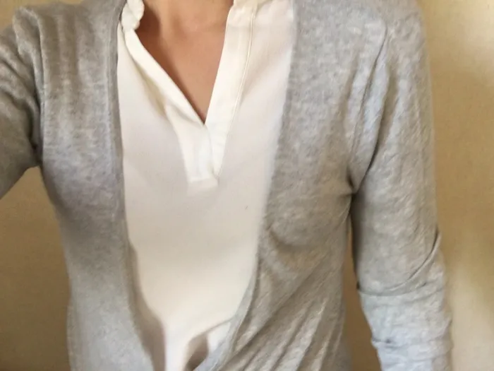Pull gris échancré - photo numéro 7