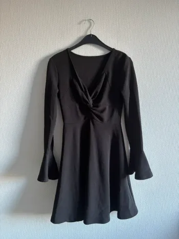 Robe fluide noire avec noeud