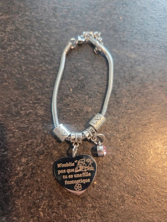 Bracelet 

Inscription " n oublies pas que tu es une fille fantastique "