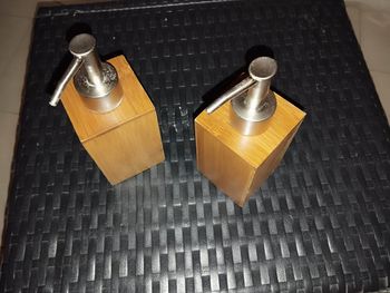 2 distributeurs de savon liquide 