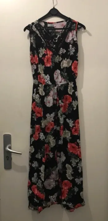 Robe 👗 longue red Queen Sans manches fleuris noir et rouge