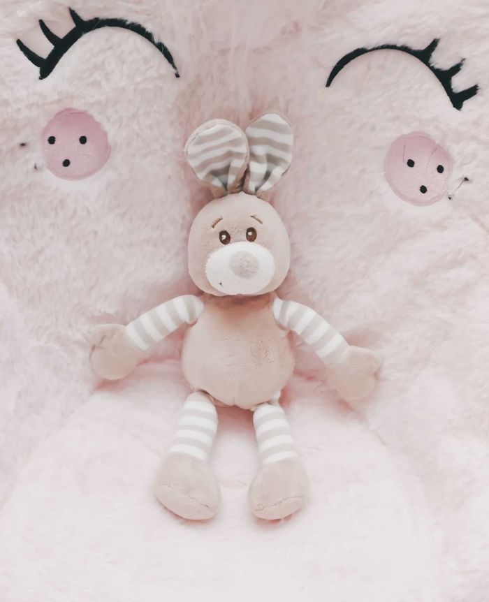🦄 Doudou lapin grelot 30 cm - Soft Friends 🦄