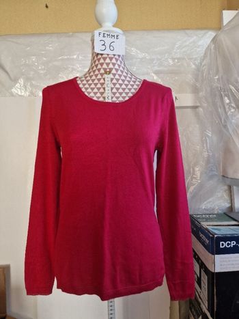 Pull, fin, rose, en très très bon état, liserais argenté sur les poignets, en acrylique, longueur 60