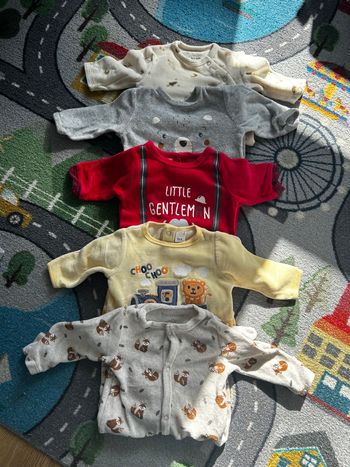 Lot de 5  pyjamas taille 1 mois