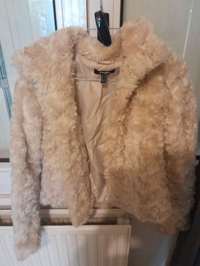 Veste avec fausse fourrure