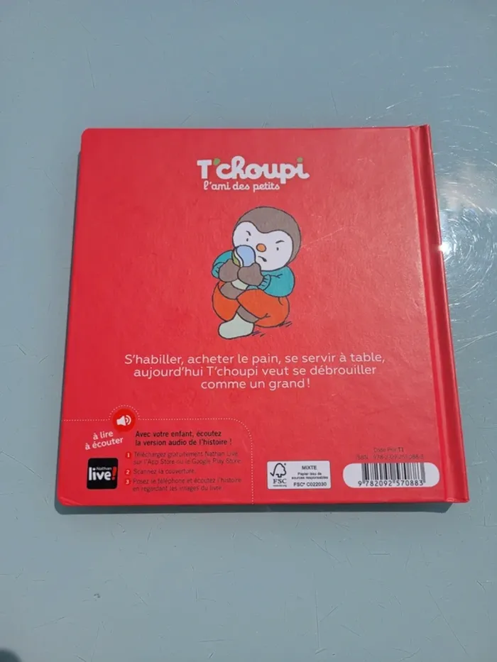 Livre T'choupi : à lire et à écouter, tome 37 : T'choupi veut tout faire tout seul - photo numéro 4