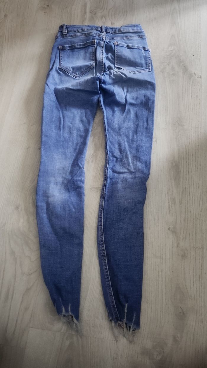 Jean troués taille 32 - photo numéro 2