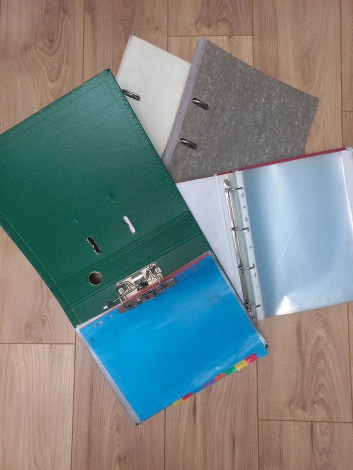 Lot classeurs / intercalaires / pochettes transparentes
